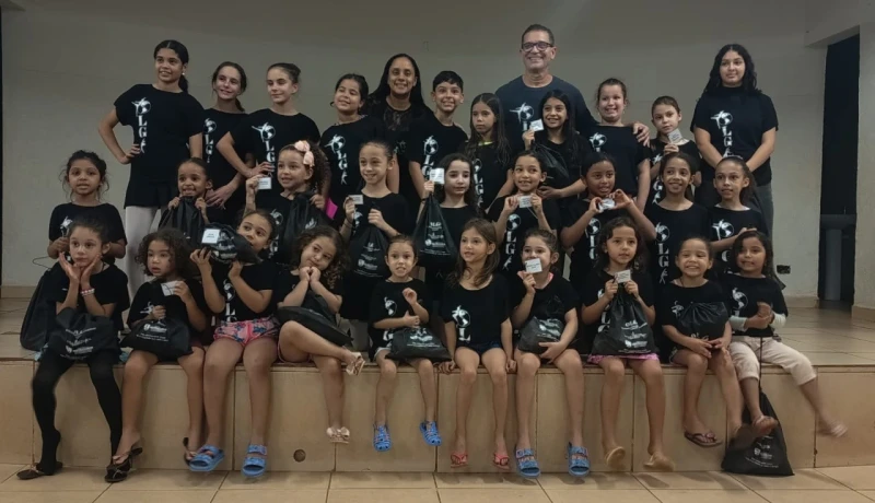 ENTREGA DOS UNIFORMES - PROJETO PRIMEIROS PASSOS - CRUZ DAS POSSES 